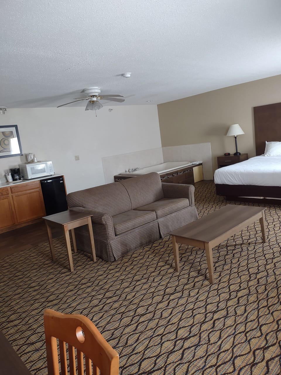 Deluxe Studio Suite, 1 King Bed, Non Smoking | Living area | Flat-screen TV