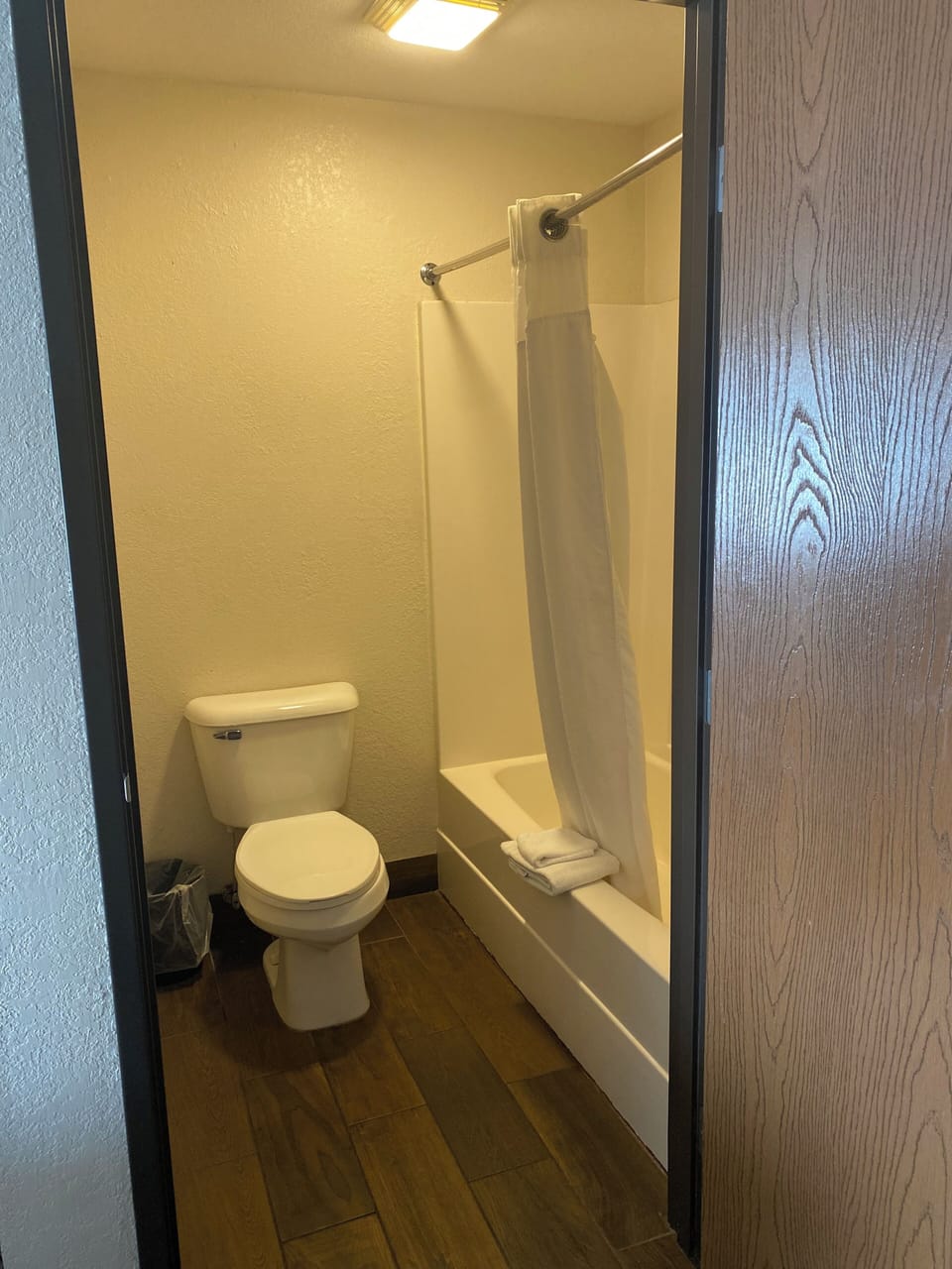 Bathtub, free toiletries, hair dryer, towels