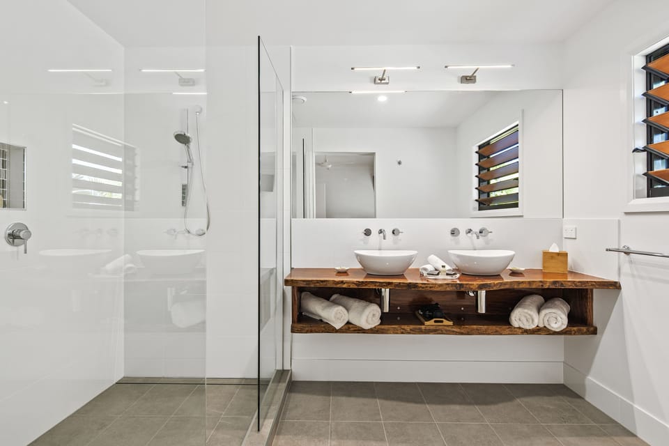 Suite 1 - Windward  | Bathroom | Shower, free toiletries, hair dryer, towels