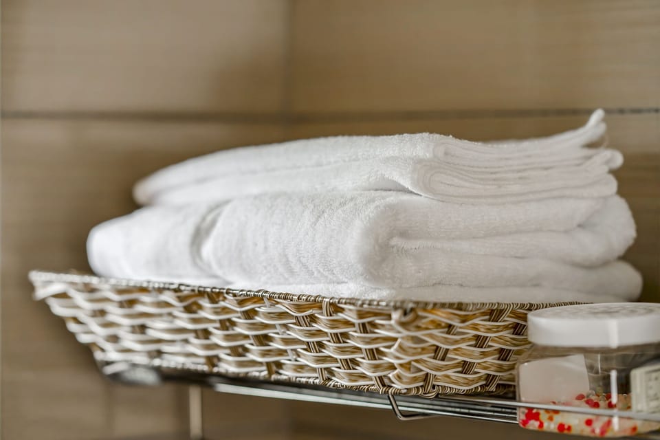 Superior Twin Room with Balcony | Bathroom | Free toiletries, hair dryer, slippers, towels
