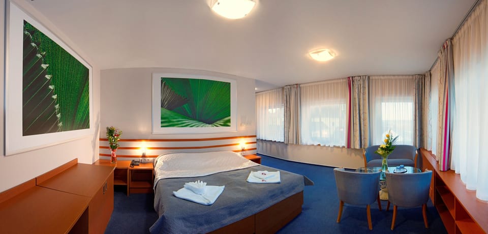 Superior Double or Twin Room, 1 Queen Bed, Non Smoking, Courtyard View | Minibar, in-room safe, blackout drapes, soundproofing