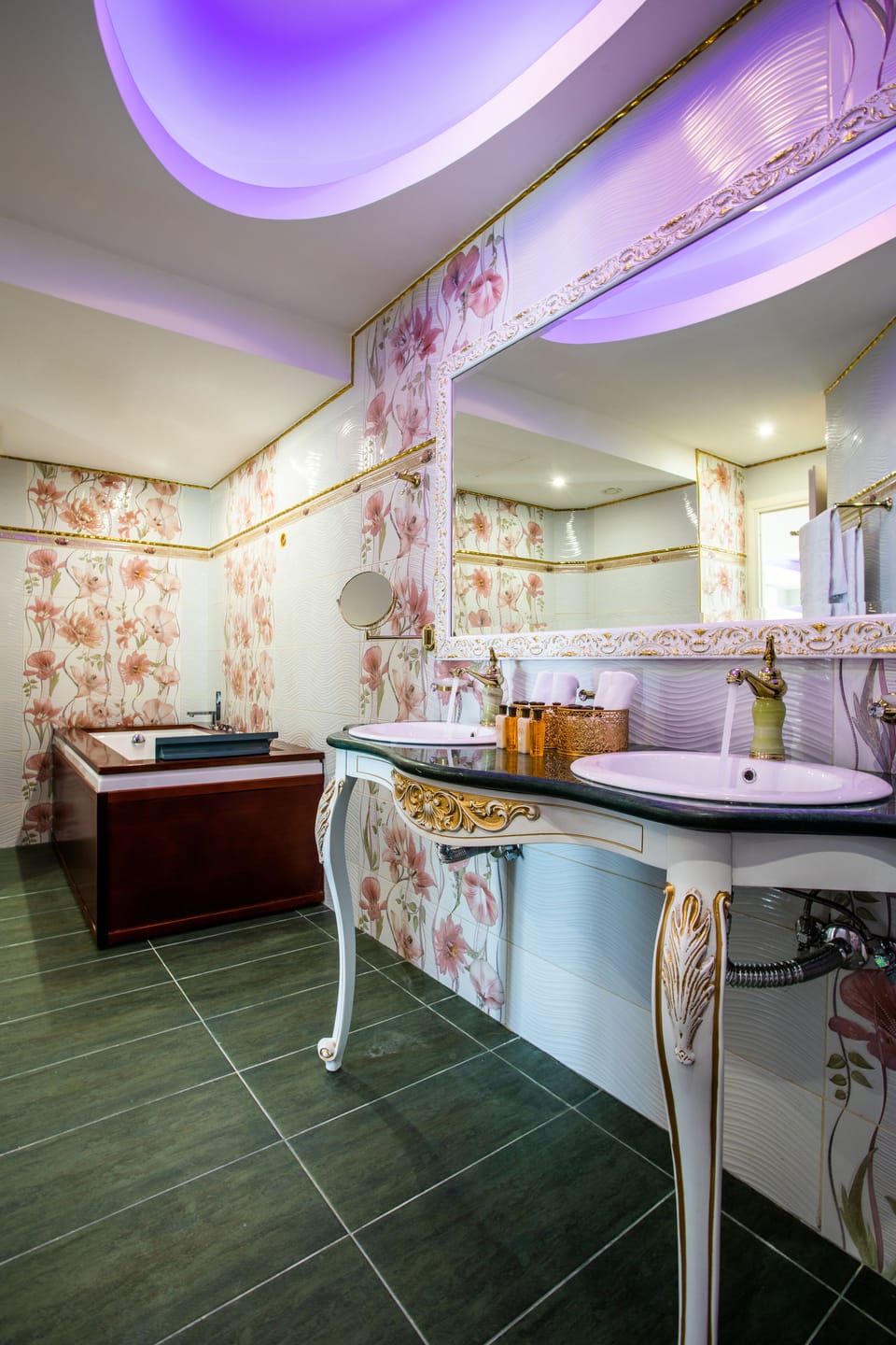 Junior Suite, Sea View | Bathroom | Shower, rainfall showerhead, free toiletries, hair dryer