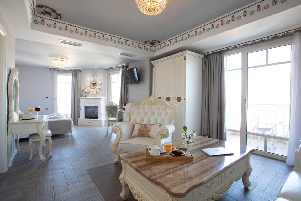 Junior Suite, Sea View | In-room safe, individually decorated, individually furnished, desk