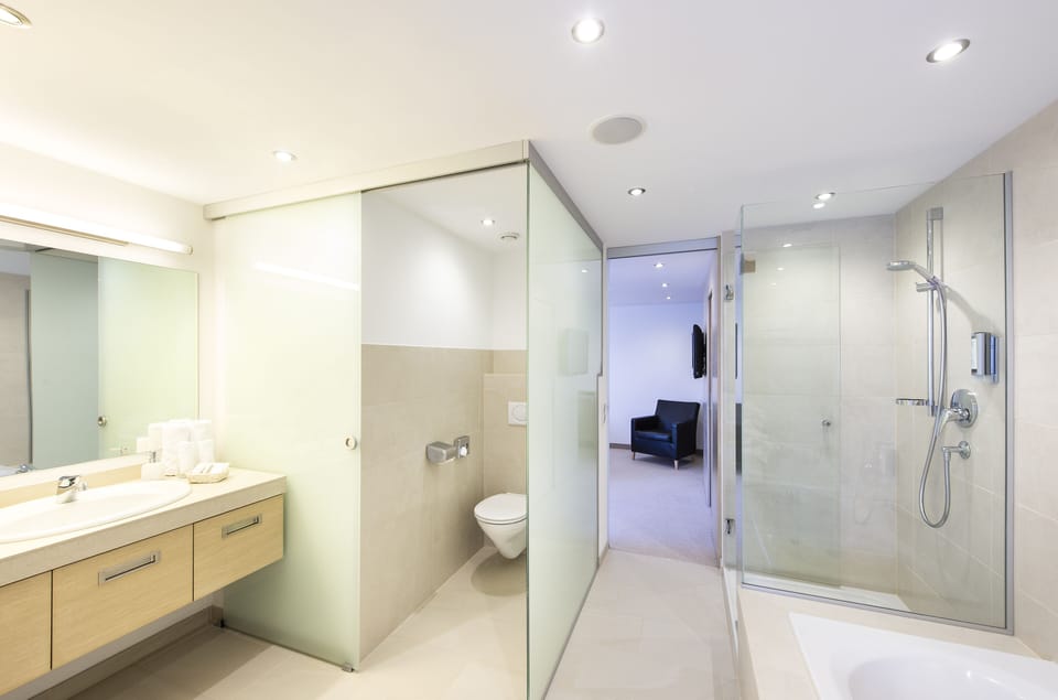 Junior Suite, Balcony (Nova) | Bathroom | Free toiletries, hair dryer, bathrobes, slippers