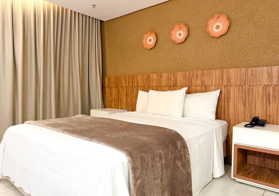 Deluxe Suite | Minibar, desk, blackout drapes, soundproofing
