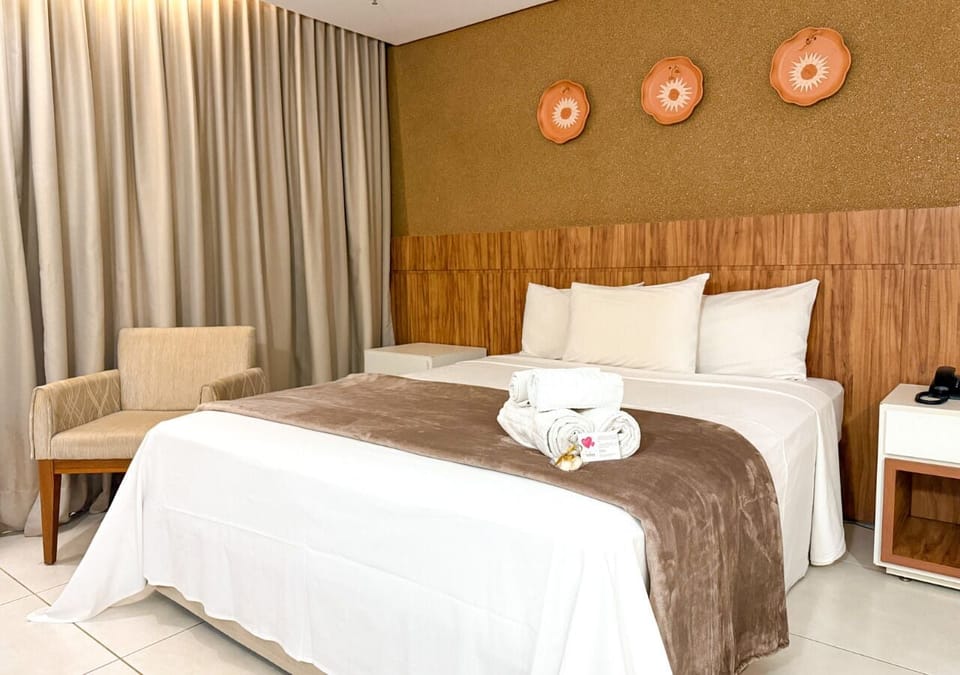 Premium Suite | Minibar, desk, blackout drapes, soundproofing
