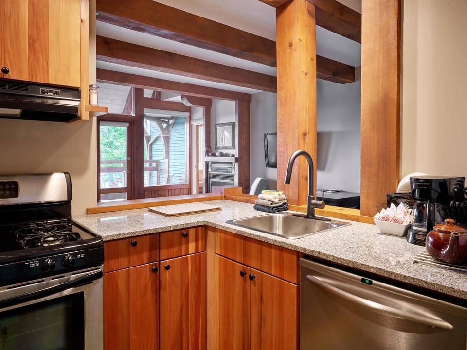 Apartment (Great Location in Waterfront Building) | Private kitchen | Fridge, microwave, oven, stovetop