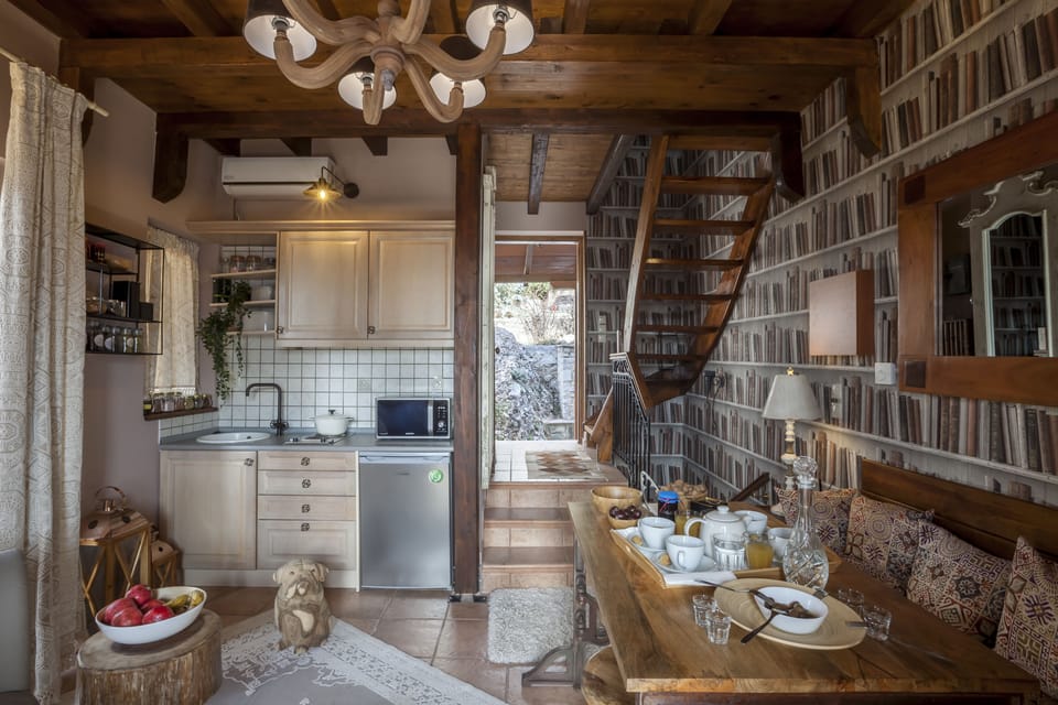 Deluxe Chalet | Private kitchenette | Mini-fridge, microwave, stovetop, coffee/tea maker