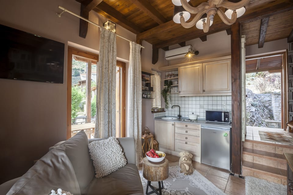 Deluxe Chalet | Living area | 43-inch Smart TV with cable channels, fireplace, Netflix