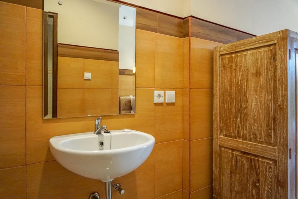 Shower, rainfall showerhead, free toiletries, hair dryer