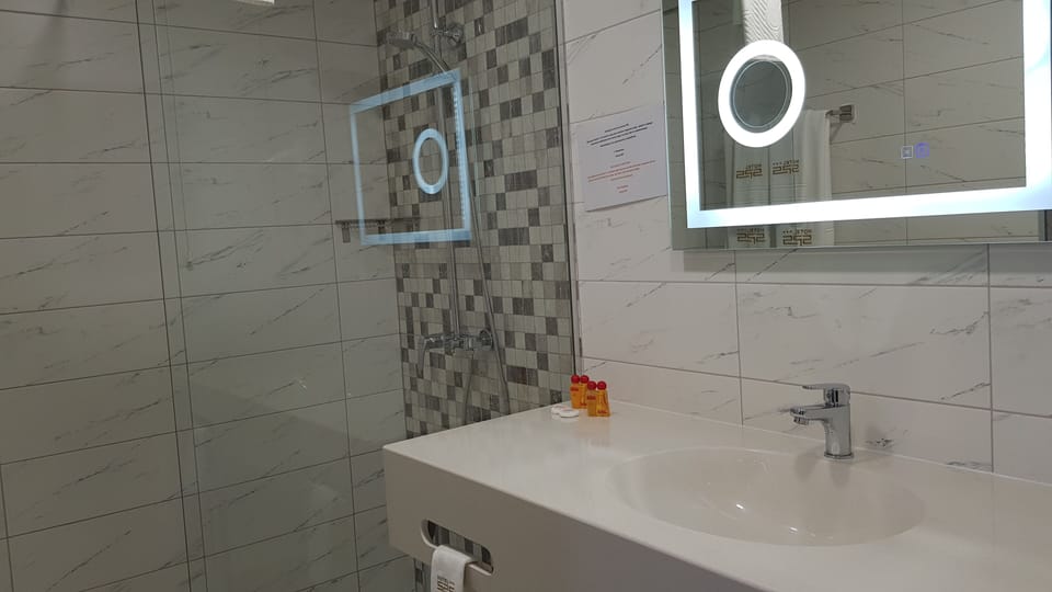 Superior Room | Bathroom | Shower, free toiletries, slippers