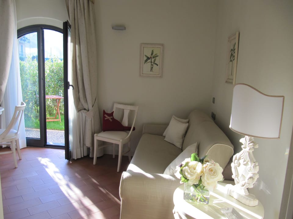 Minibar, in-room safe, desk, laptop workspace