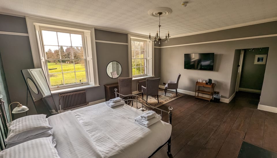 Deluxe Suite Derwent | Individually decorated, individually furnished, desk, iron/ironing board