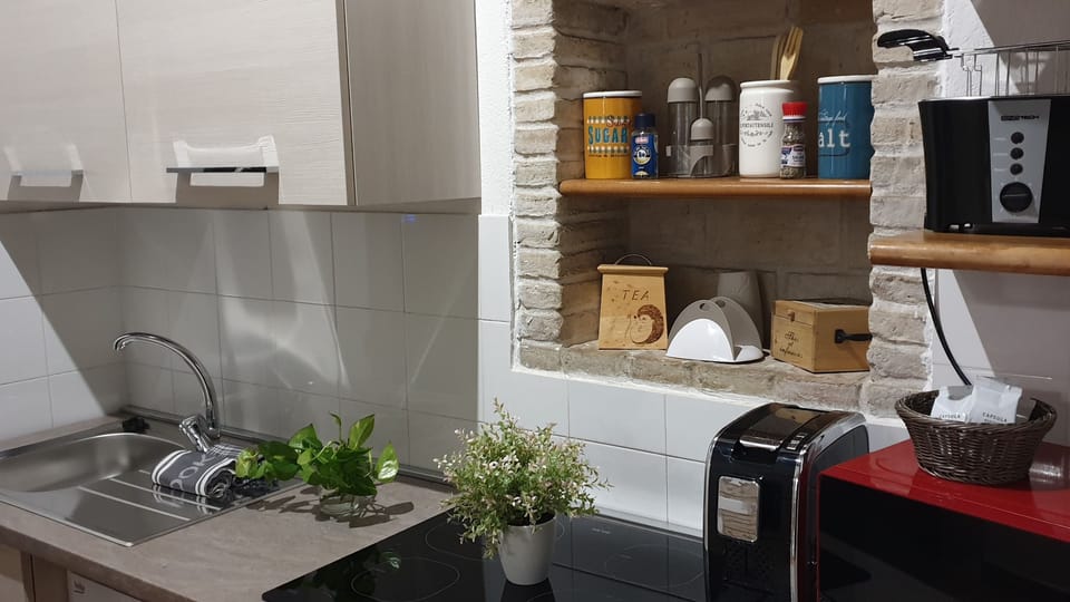 Deluxe Apartment, 1 Bedroom, City View | Private kitchen | Fridge, microwave, oven, stovetop