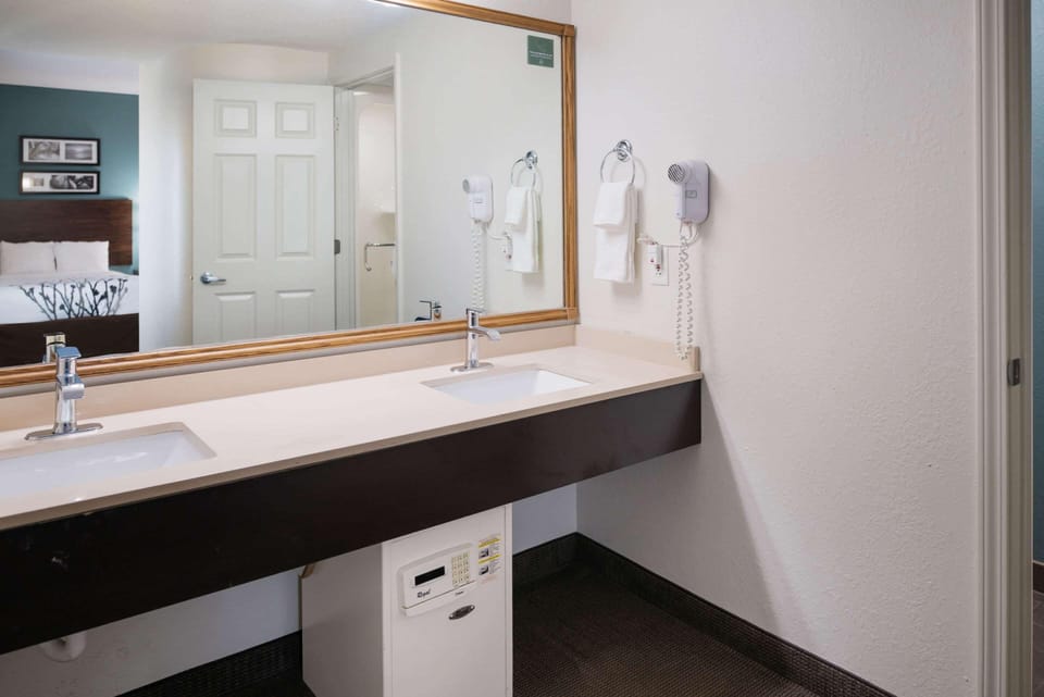 In-room safe, desk, soundproofing, iron/ironing board