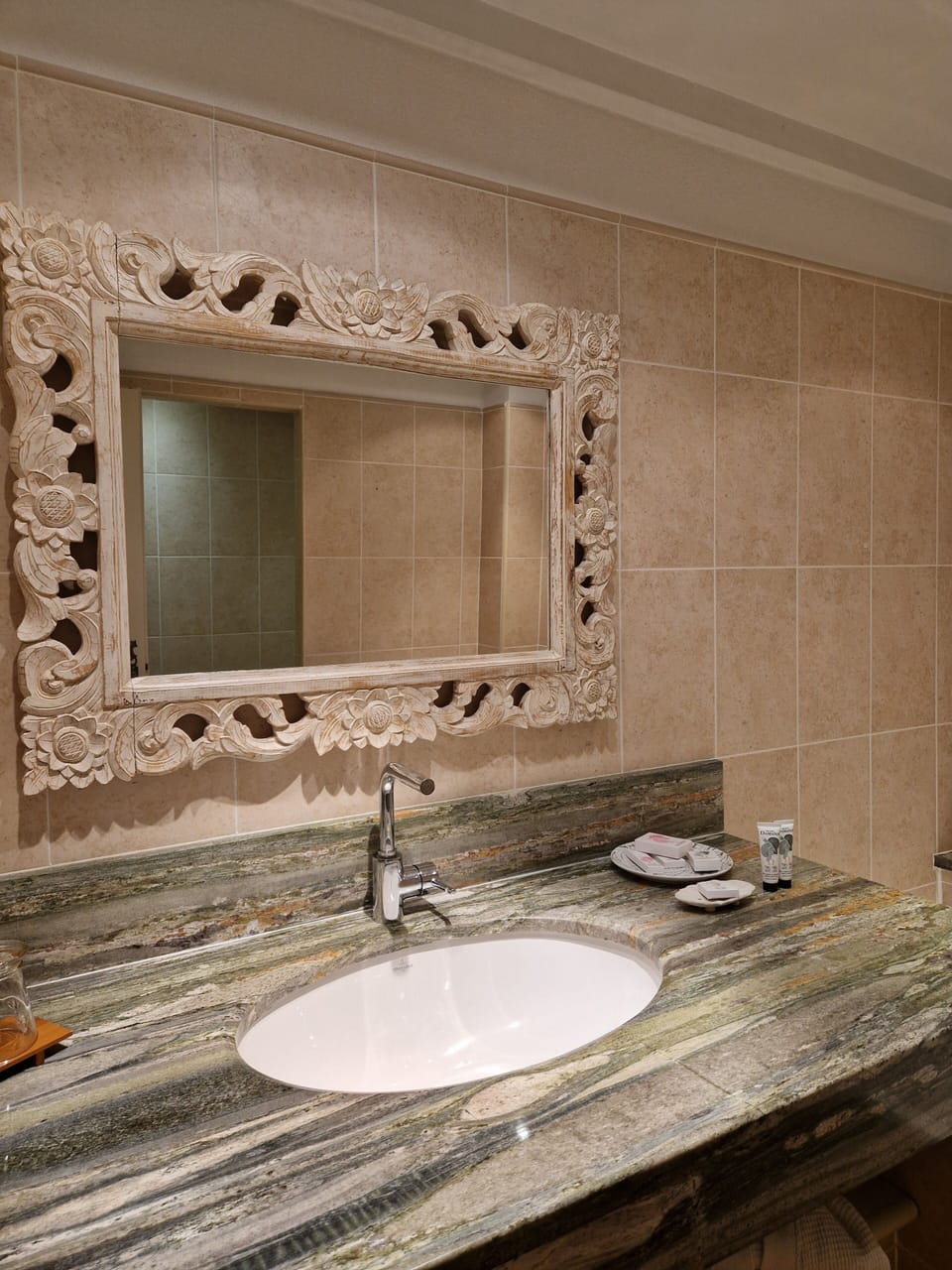 Grand Room (Confort) | Bathroom | Hair dryer, towels
