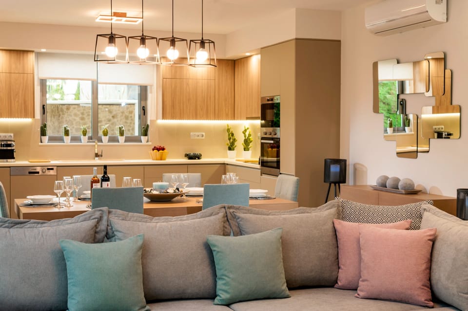 Luxury House | Living area | Smart TV, Netflix, DVD player, streaming services