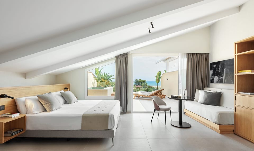 Suite, Sea View | In-room safe, desk, free WiFi