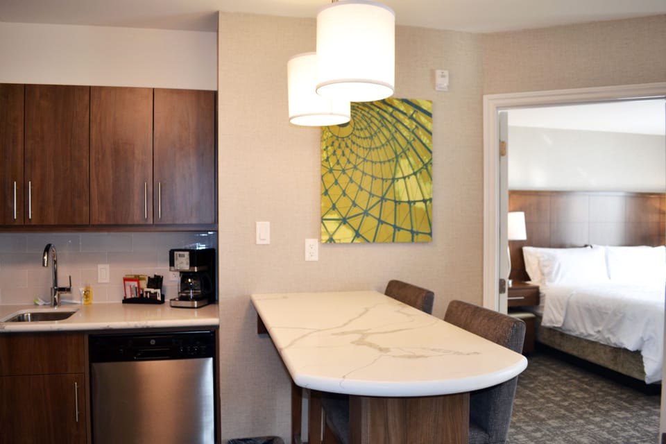 Suite, 1 Bedroom, Kitchen | Desk, WiFi (free), bed sheets