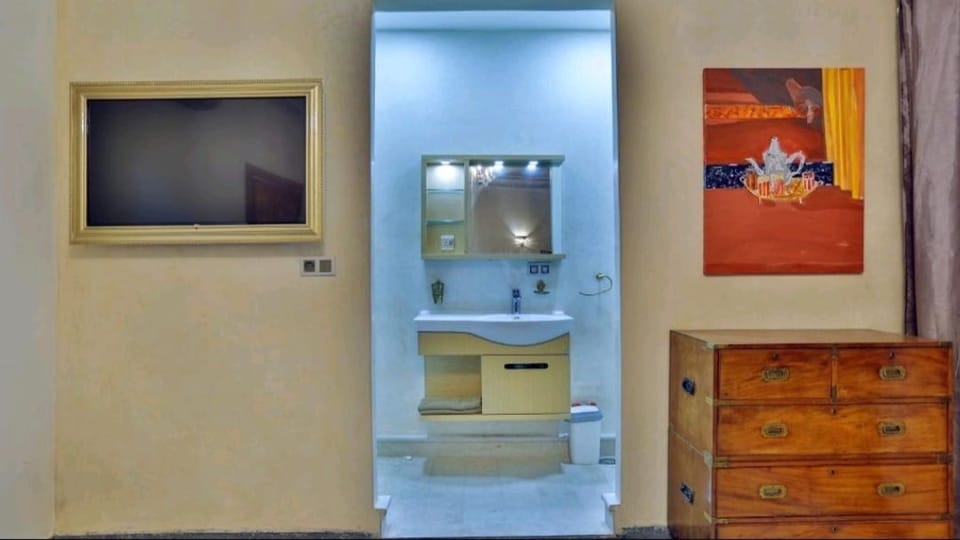Comfort Suite, 1 Queen Bed | Bathroom sink