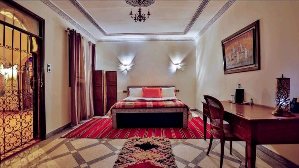 Comfort Suite, 1 Queen Bed | Minibar, desk, blackout drapes, iron/ironing board (on request)