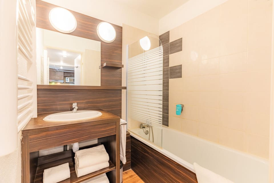 Apartment, 1 Bedroom | Bathroom | Bathtub, free toiletries, hair dryer, towels