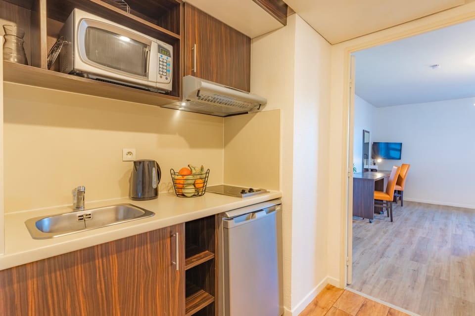 Coffee/tea maker, electric kettle, highchair