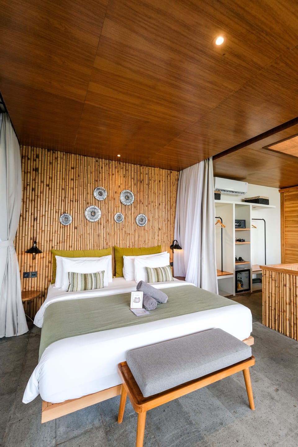 Luxury Room, 1 King Bed with Sofa bed, Ocean View, Oceanfront | Premium bedding, minibar, in-room safe, blackout drapes