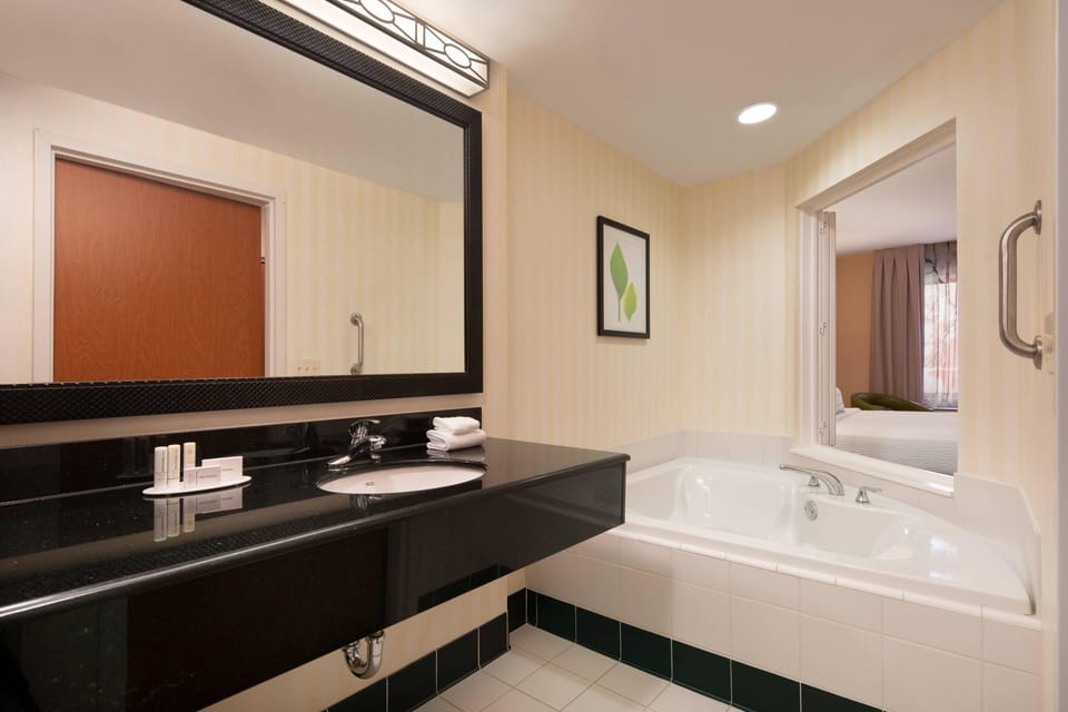 Combined shower/tub, free toiletries, hair dryer, towels