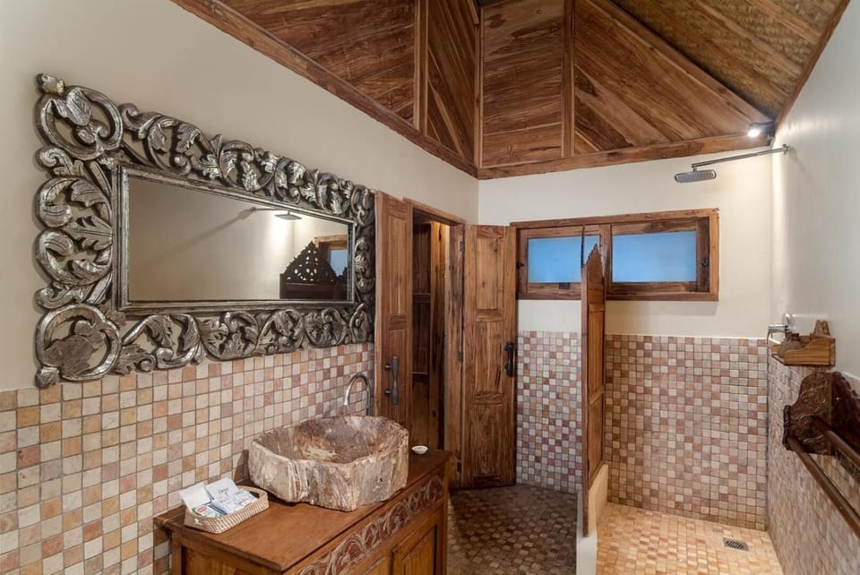 Shower, free toiletries, bathrobes, slippers