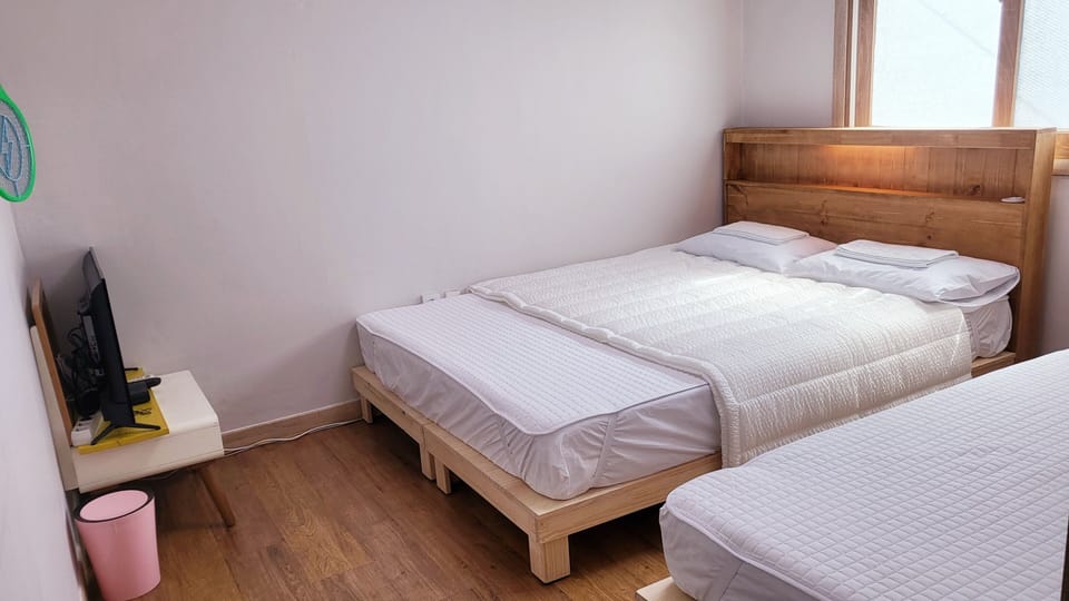 Triple Room | Free WiFi, bed sheets