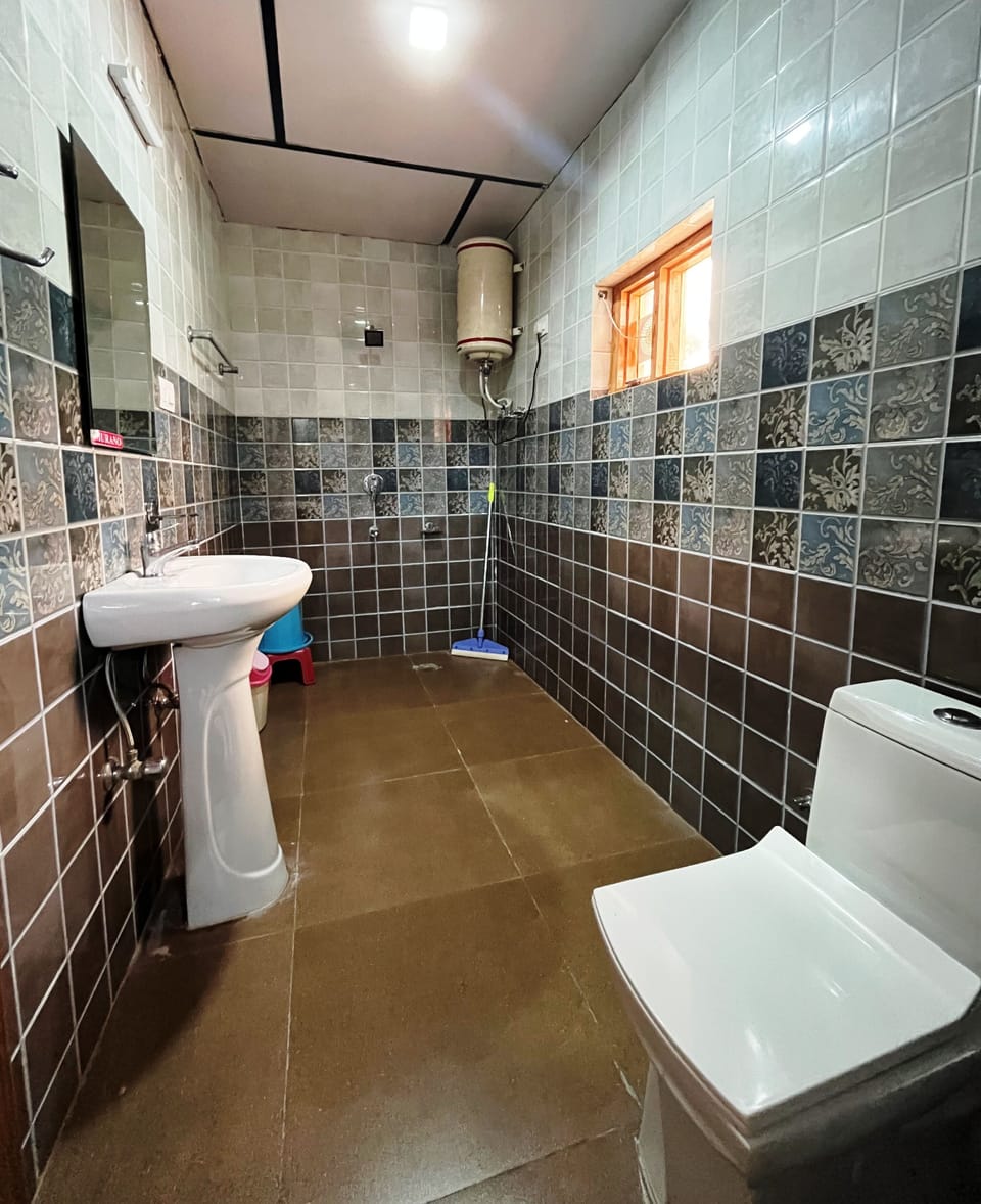 Premium Double Room | Bathroom | Shower, free toiletries, slippers, towels