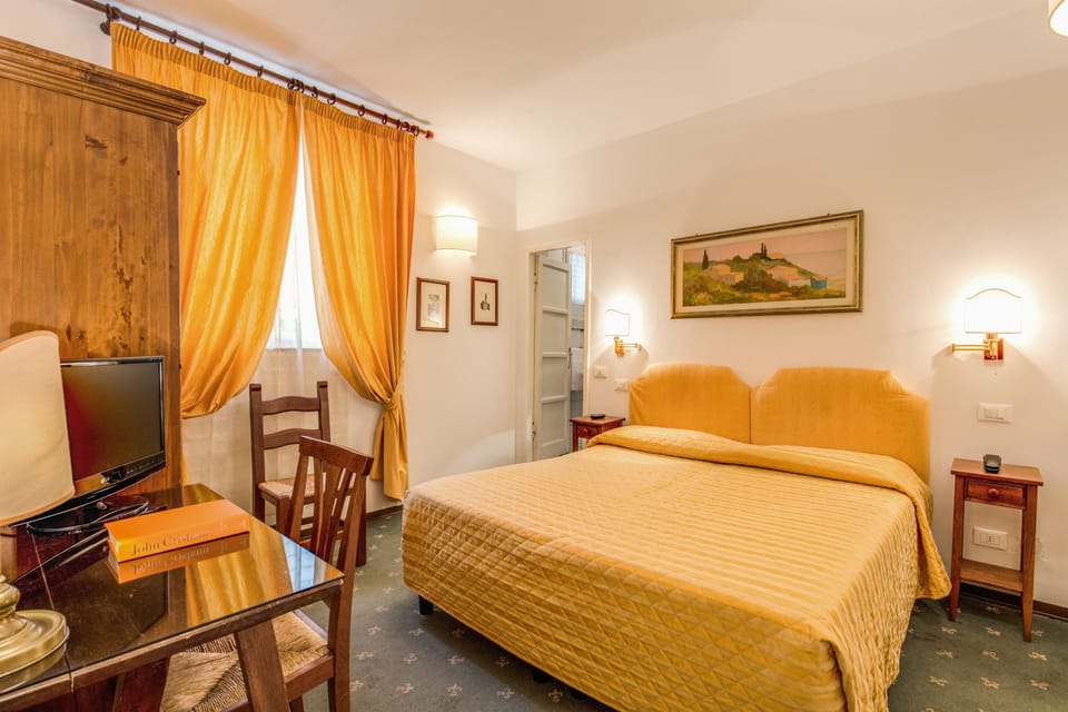 Classic Double Room | Desk, WiFi (free), bed sheets