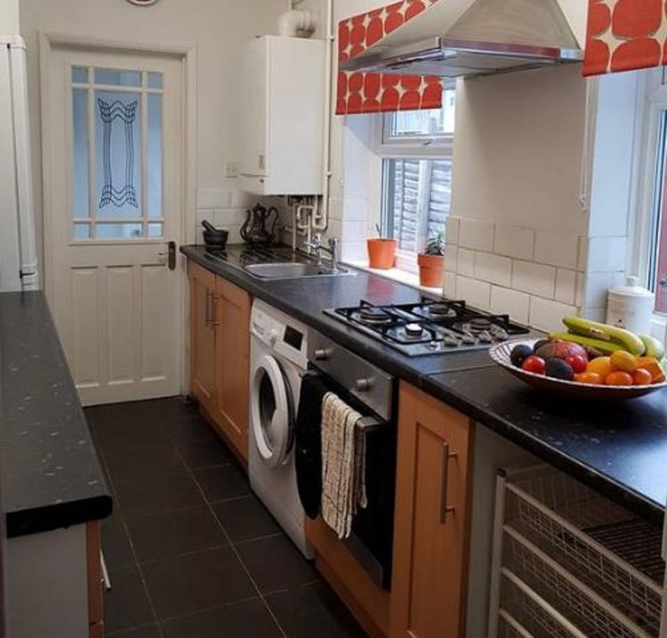 Economy House, Private Bathroom, Garden View (Contractors | Traders) | Private kitchen | Coffee/tea maker, fridge, microwave, oven
