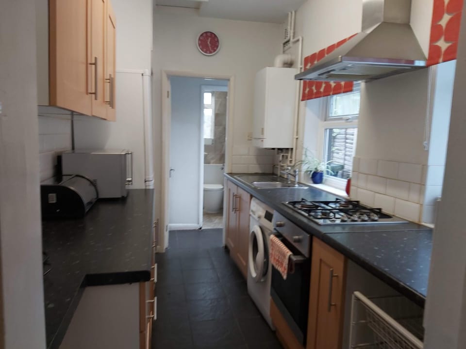 Economy House, Private Bathroom, Garden View (Contractors | Traders) | Private kitchen | Coffee/tea maker, fridge, microwave, oven