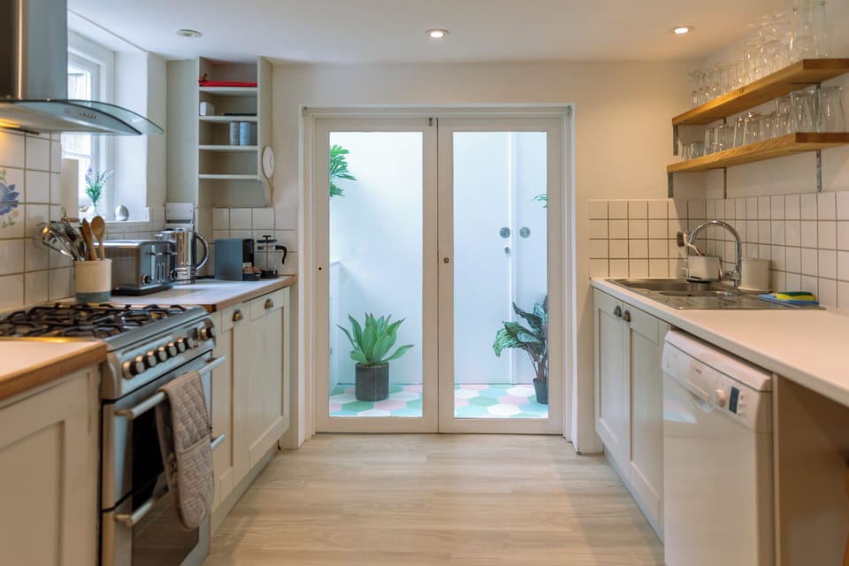 Classic Cottage, 3 Bedrooms, Non Smoking | Private kitchen | Fridge, microwave, oven, stovetop