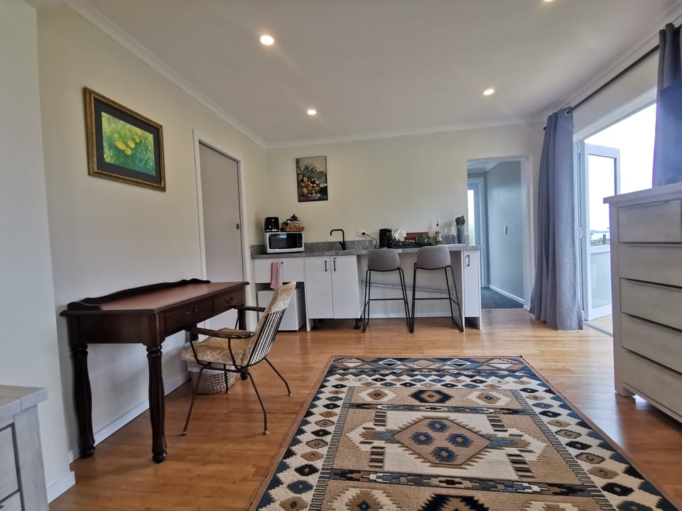 San Fran - Premier Queen with Lake view | Egyptian cotton sheets, premium bedding, down comforters