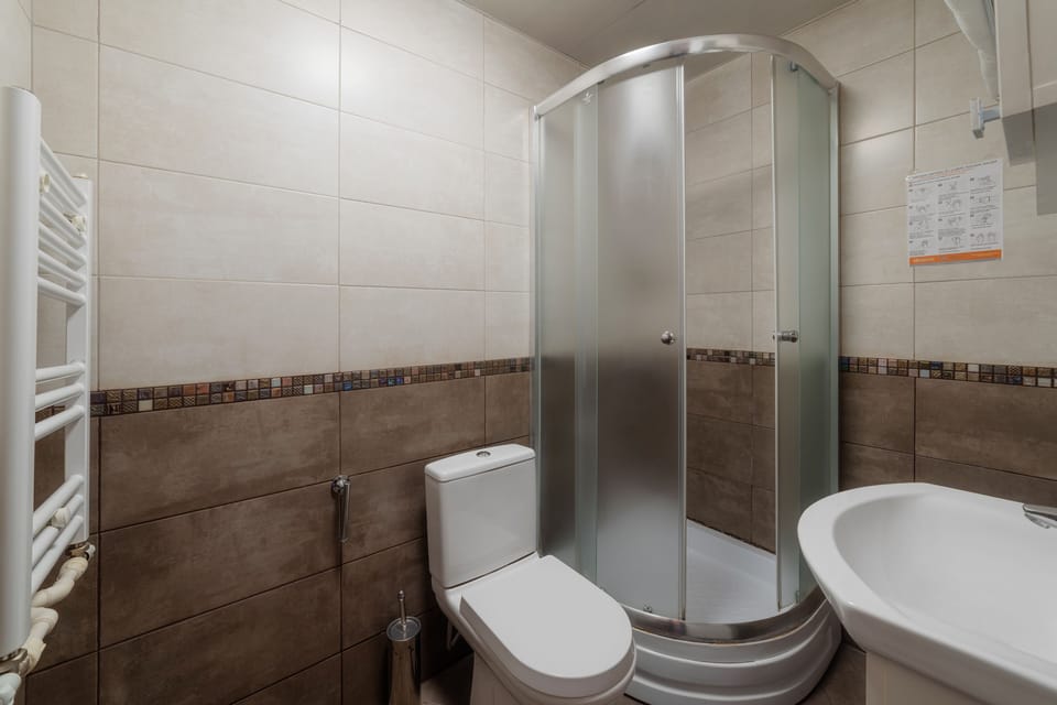 Superior Triple Room | Bathroom | Shower, free toiletries, hair dryer, bathrobes