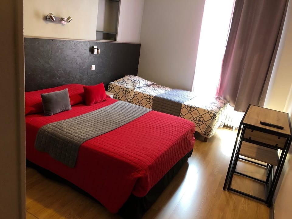 Standard Triple Room (Numéro 3) | Bathroom | Deep soaking tub, hydromassage showerhead, free toiletries, hair dryer