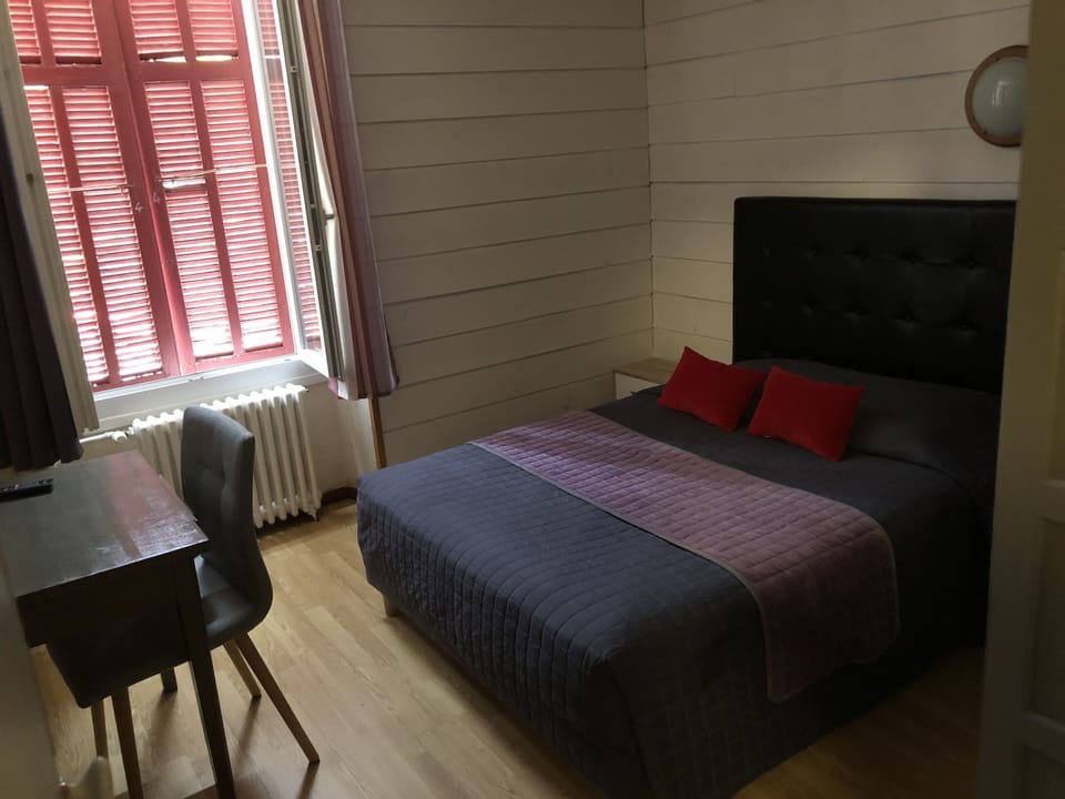 Standard Double Room (Numéro 4) | Individually decorated, individually furnished, desk, blackout drapes