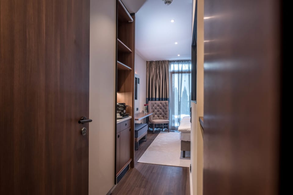 Standard Room, 1 King Bed | Free minibar items, in-room safe, individually decorated, desk