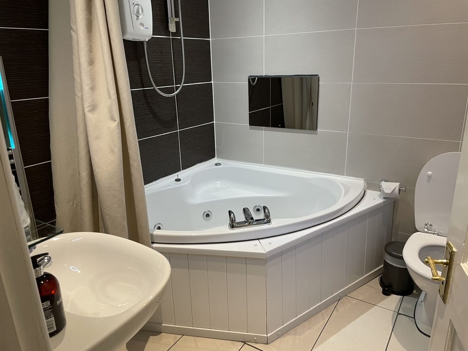 Double Room, Ensuite (With Corner Bath/Shower) | Bathroom