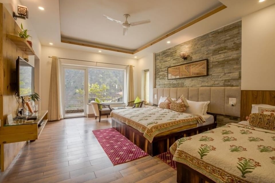 Superior Room | Bathroom | Shower, free toiletries, bathrobes, towels