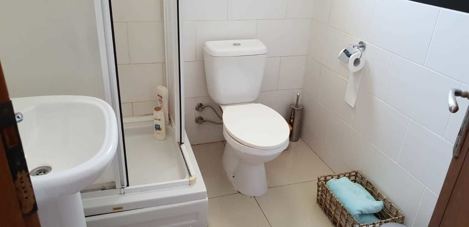 Elite Villa | Bathroom | Shower, hair dryer, towels