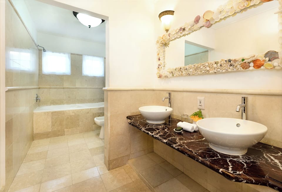 Standard Room | Bathroom | Combined shower/tub, free toiletries, hair dryer, towels
