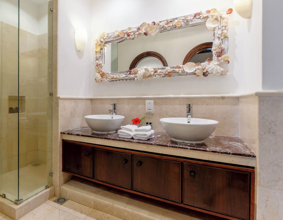 Room, Sea View | Bathroom | Combined shower/tub, free toiletries, hair dryer, towels