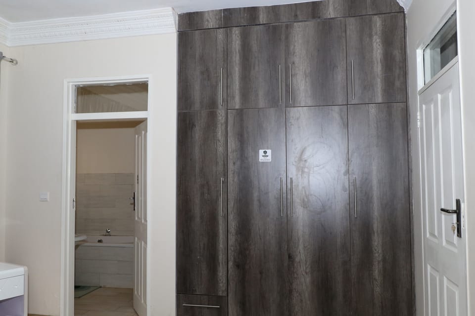 Family Apartment, 2 Queen Beds, Pool View | Room amenity