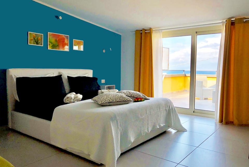 Deluxe Suite, Sea View | Desk, blackout drapes, soundproofing, free WiFi