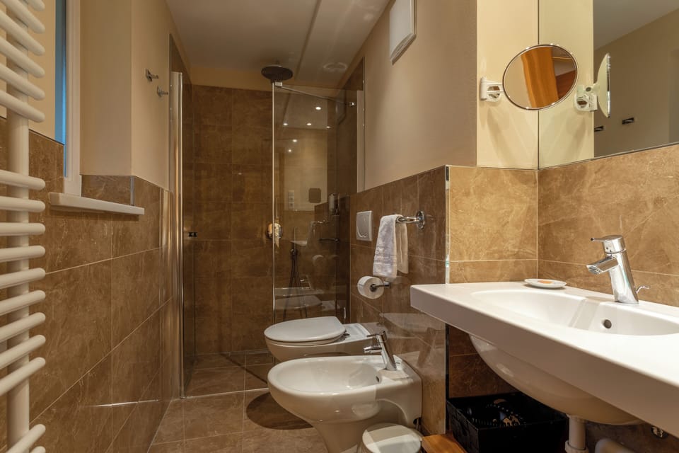 Classic Single Room | Bathroom | Free toiletries, hair dryer, bathrobes, bidet