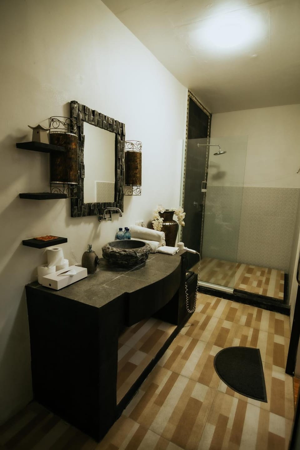 Shower, free toiletries, towels
